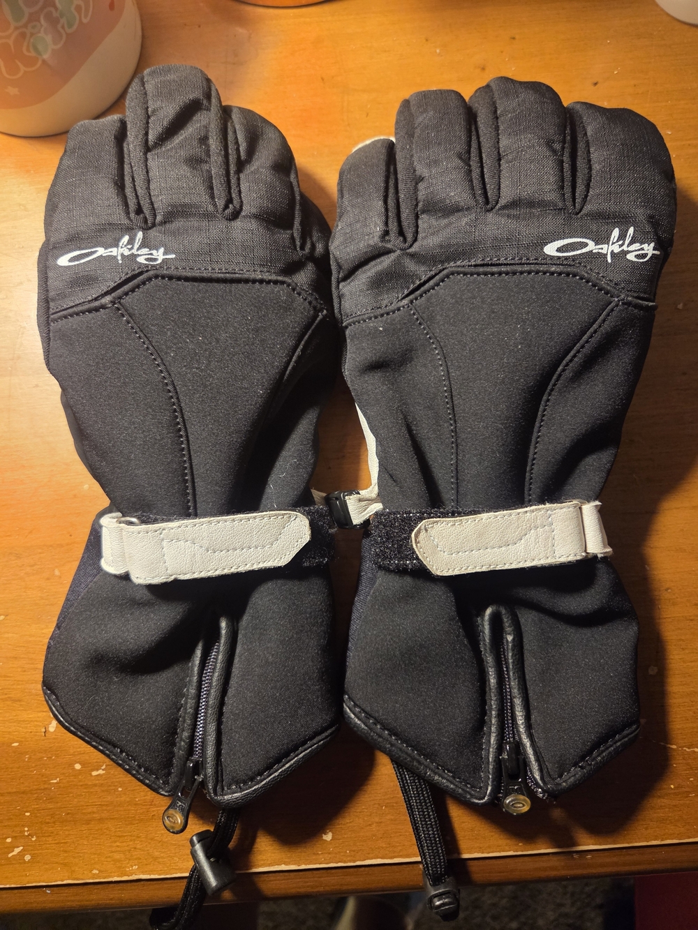 Oakley Black and White Insulated Ski/snowboeard Gloves